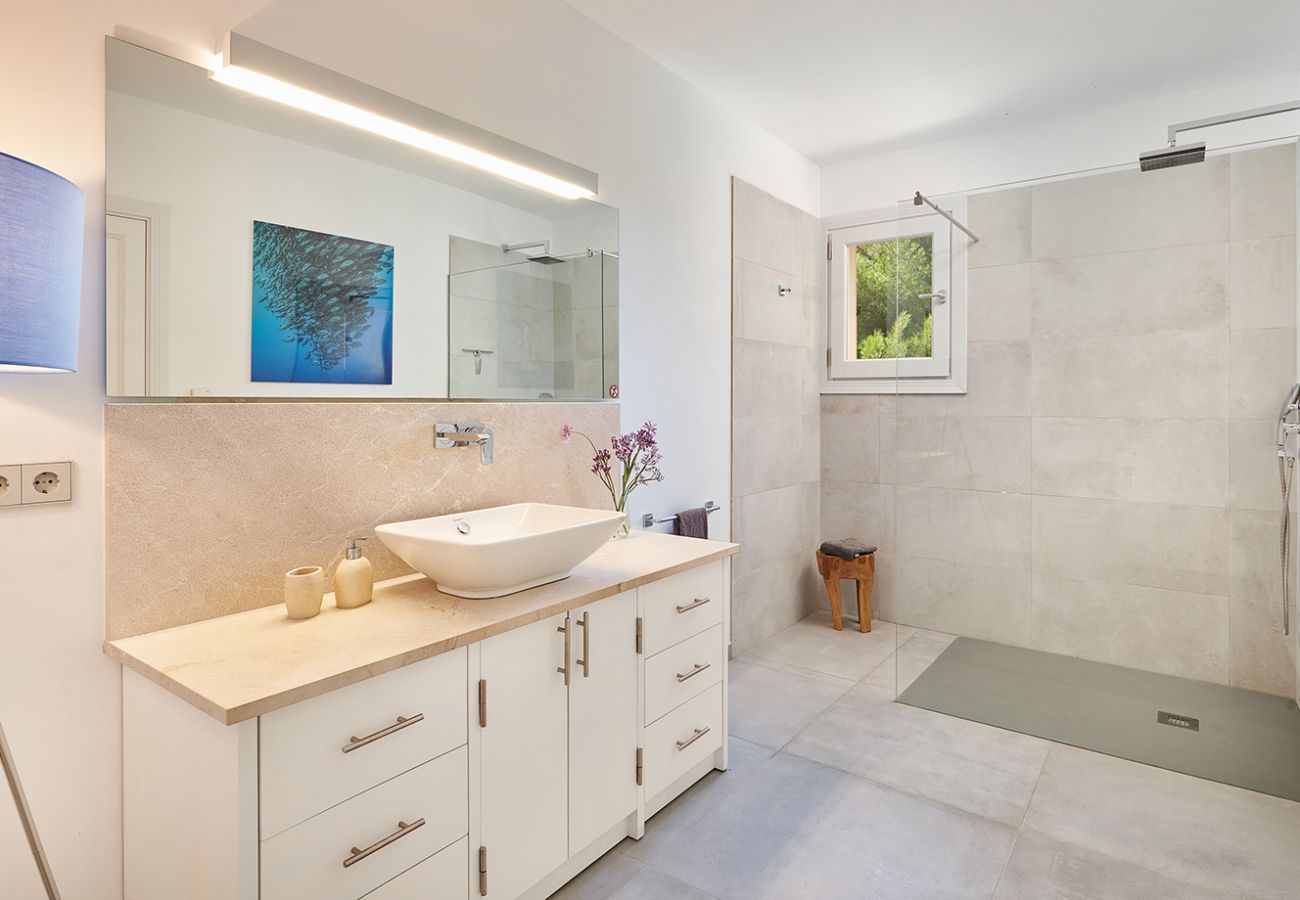 Badezimmer mit Dusche der Finca Can Goya in Portocolom