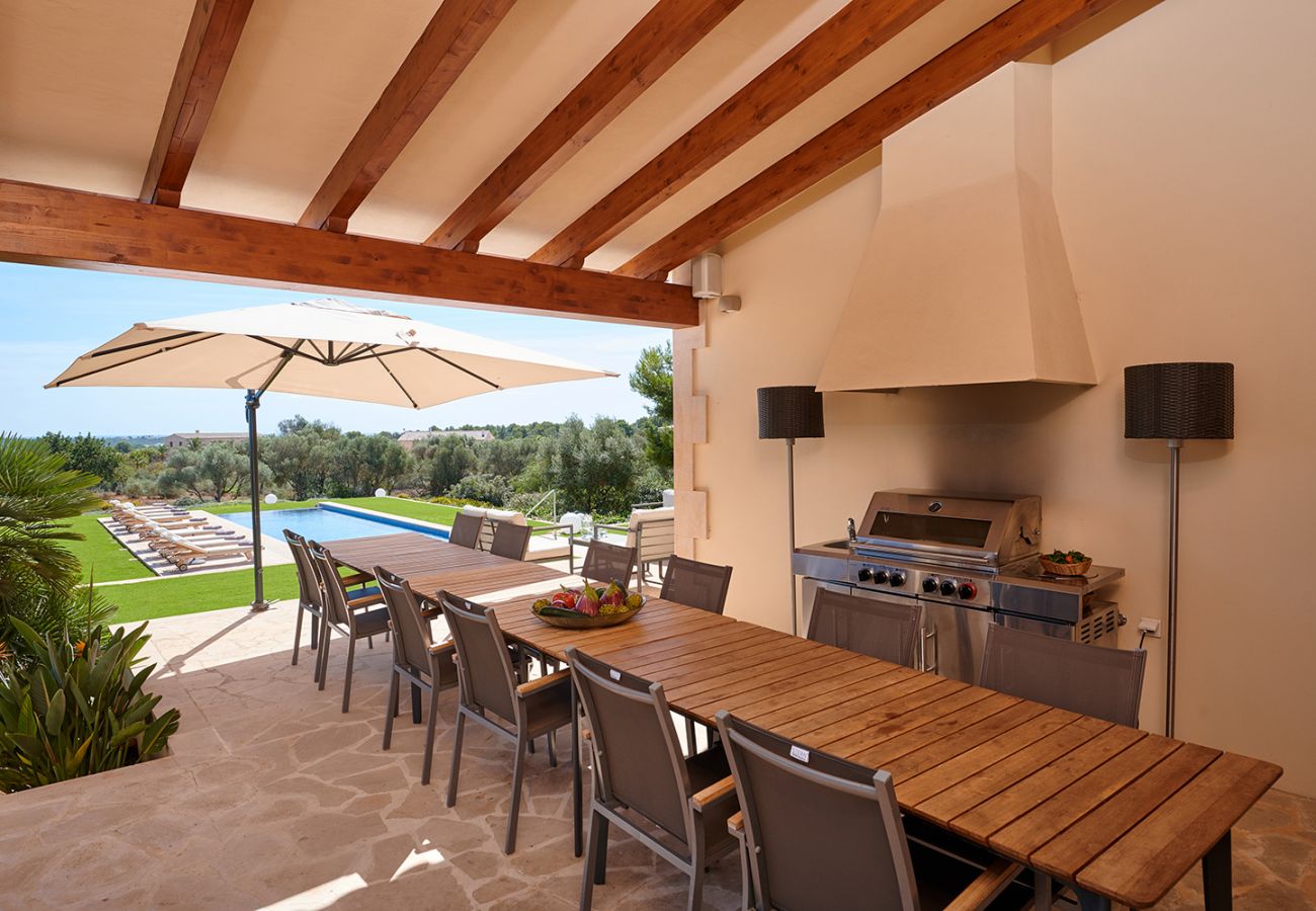 Terrasse mit Grill der Finca Can Goya in Portocolom