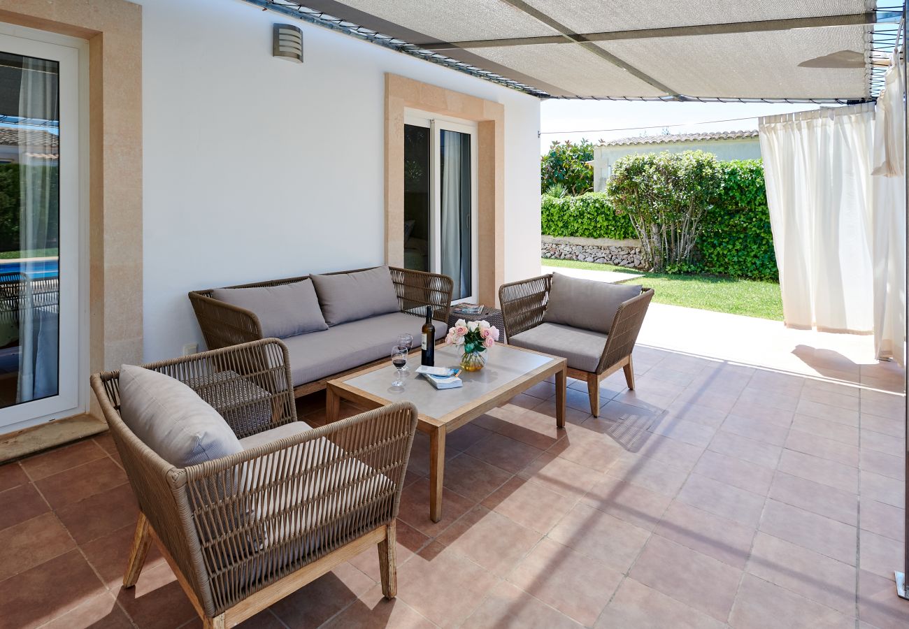 Terrasse und Lounge der Finca Can Pep bei Cala Murada