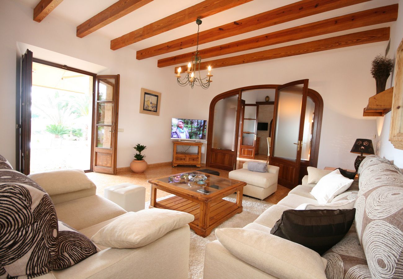 Wohnzimmer mit zwei Sofas der Finca Can Demet in Manacor