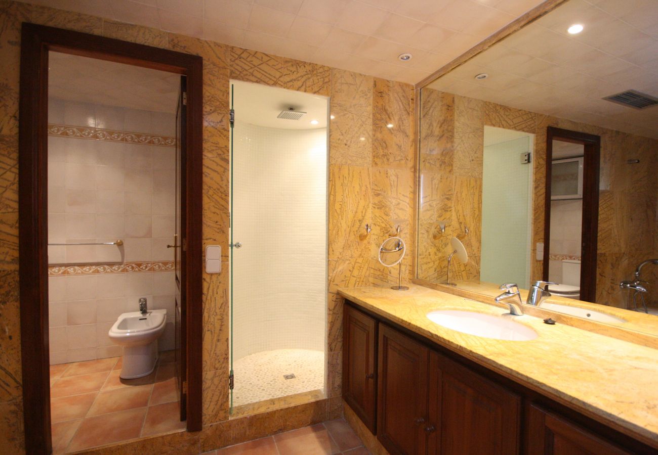 Bad en Suite mit Dusche und Wanne der Finca Can Demet in Manacor