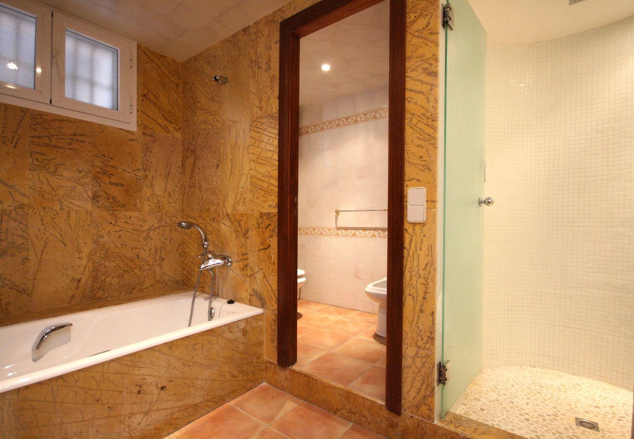 Bad en Suite mit Wanne und Dusche der Finca Can Demet in Manacor