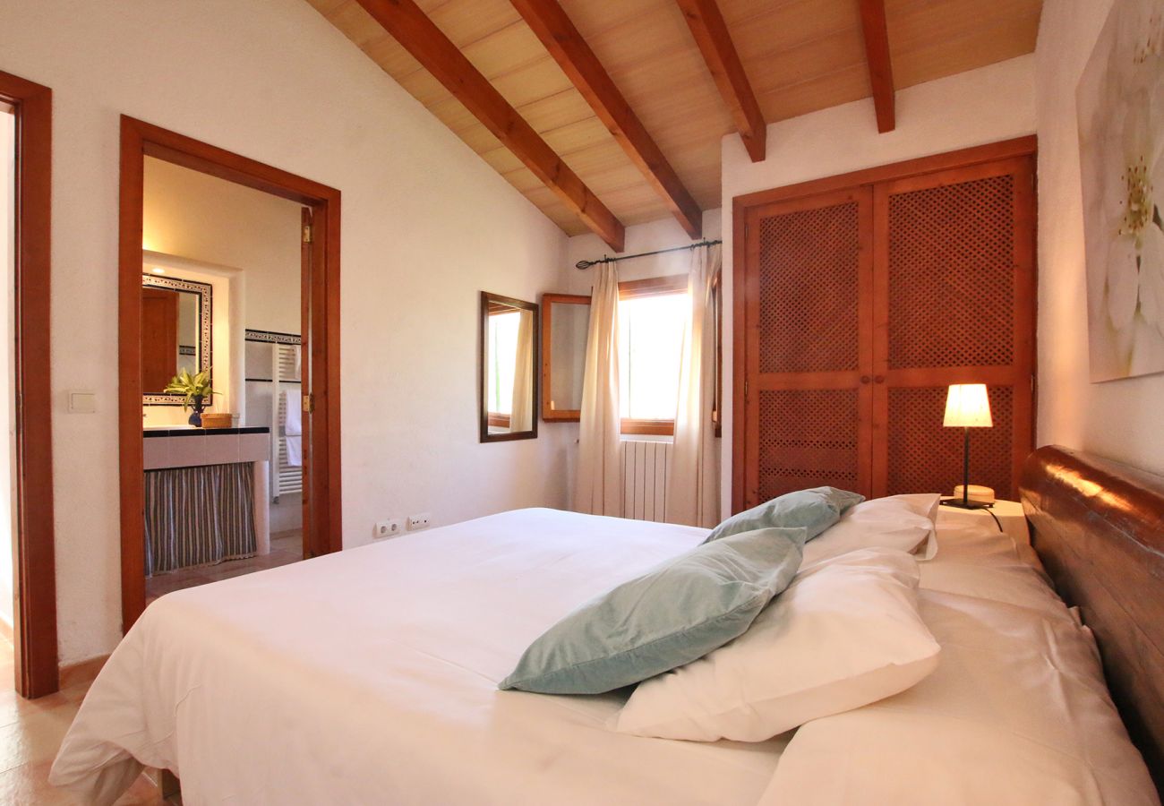 Schlafzimmer mit Doppelbett der Finca Estepar in Son Servera 