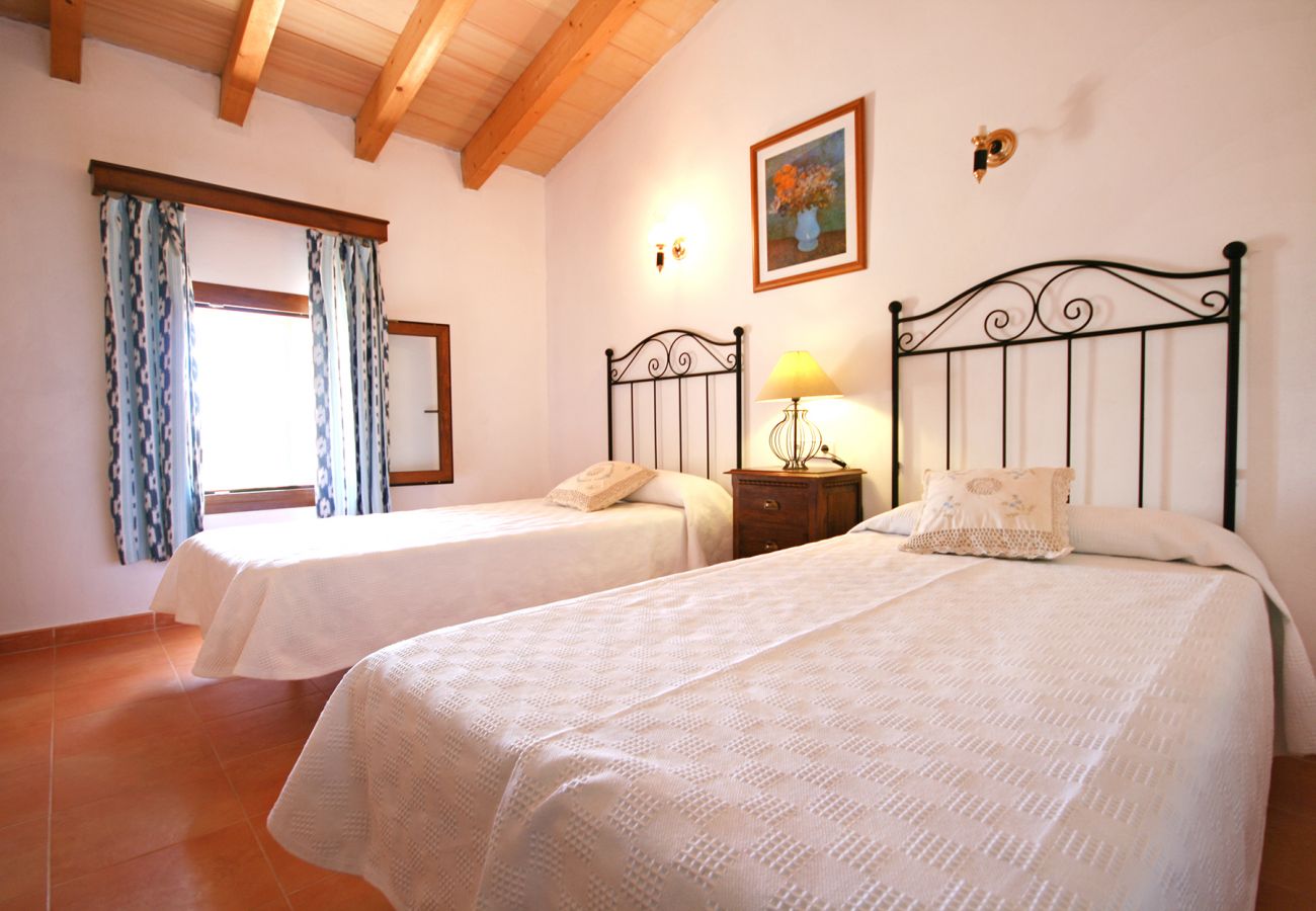 Schlafzimmer mit 2 Einzelbetten der Finca Ca Na Mera in Campos 