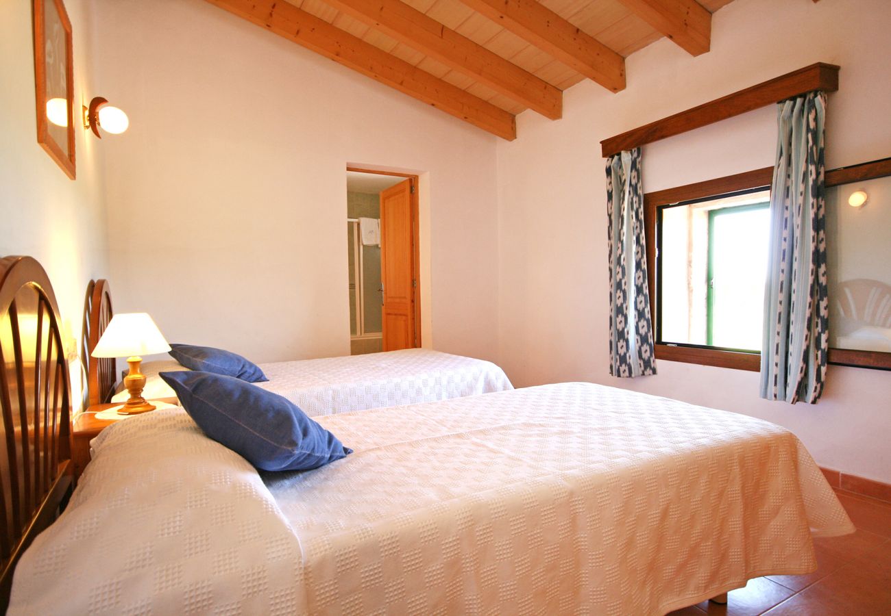 Schlafzimmer mit 2 Einzelbetten der Finca Ca Na Mera in Campos 