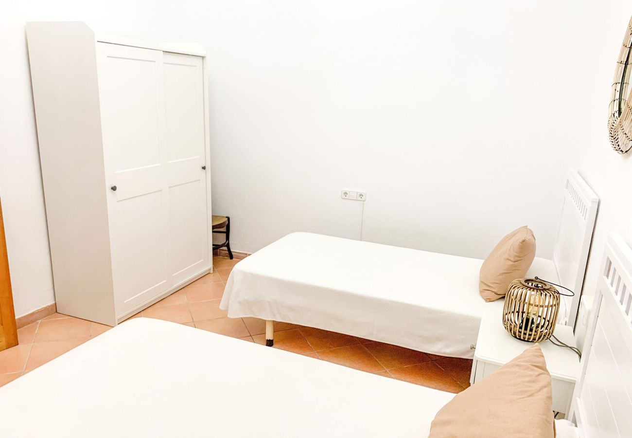 Schlafzimmer mit 2 Einzelbetten der Finca Ca Na Mera in Campos