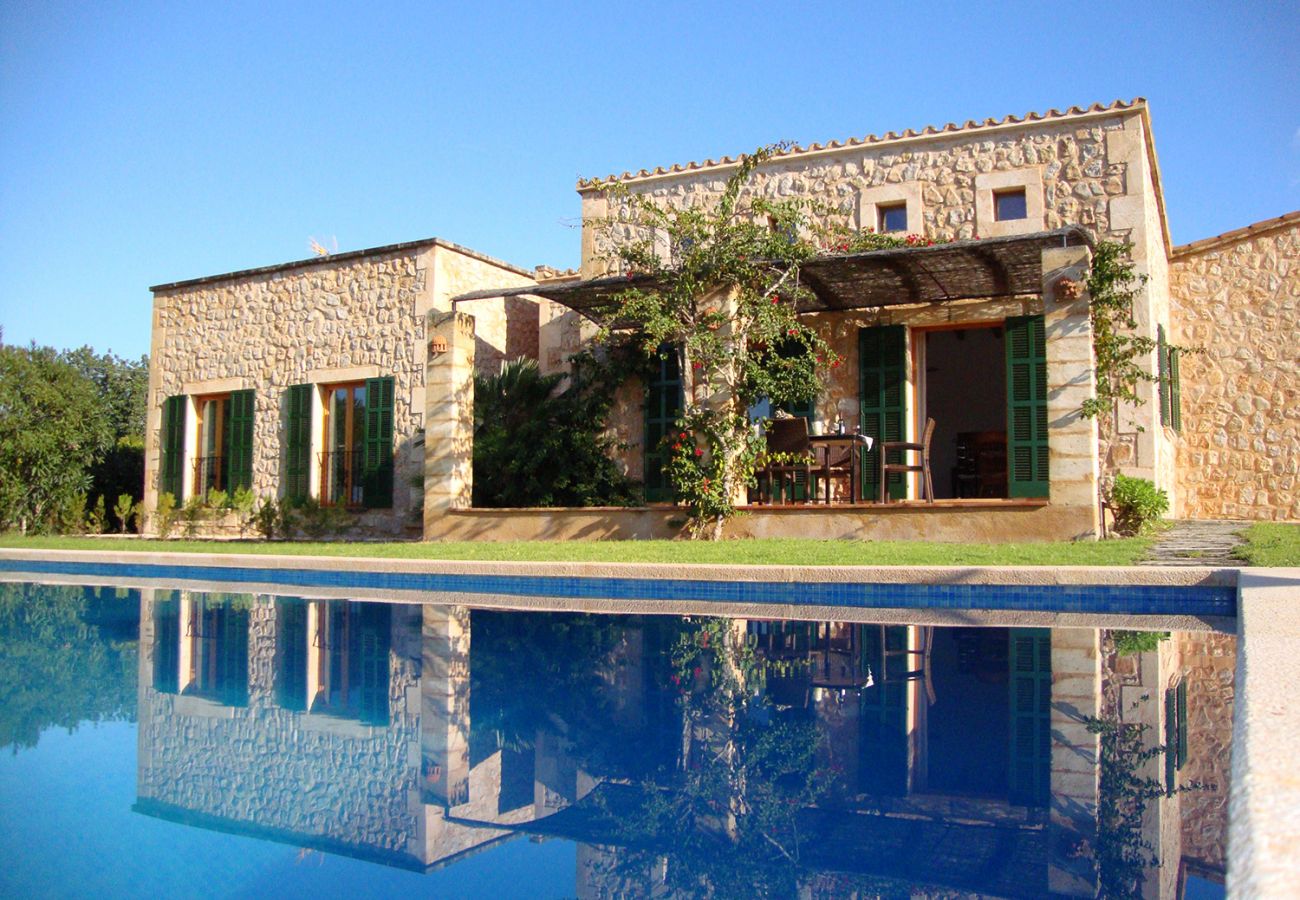 Pool und Haus der Finca Casa Pula bei Son Servera