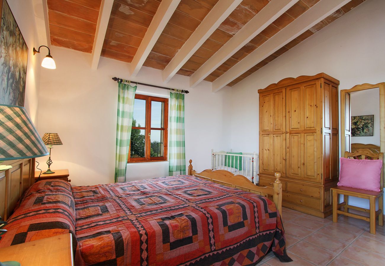 Schlafzimmer mit Doppelbett der Finca Vista Alegre in Manacor 