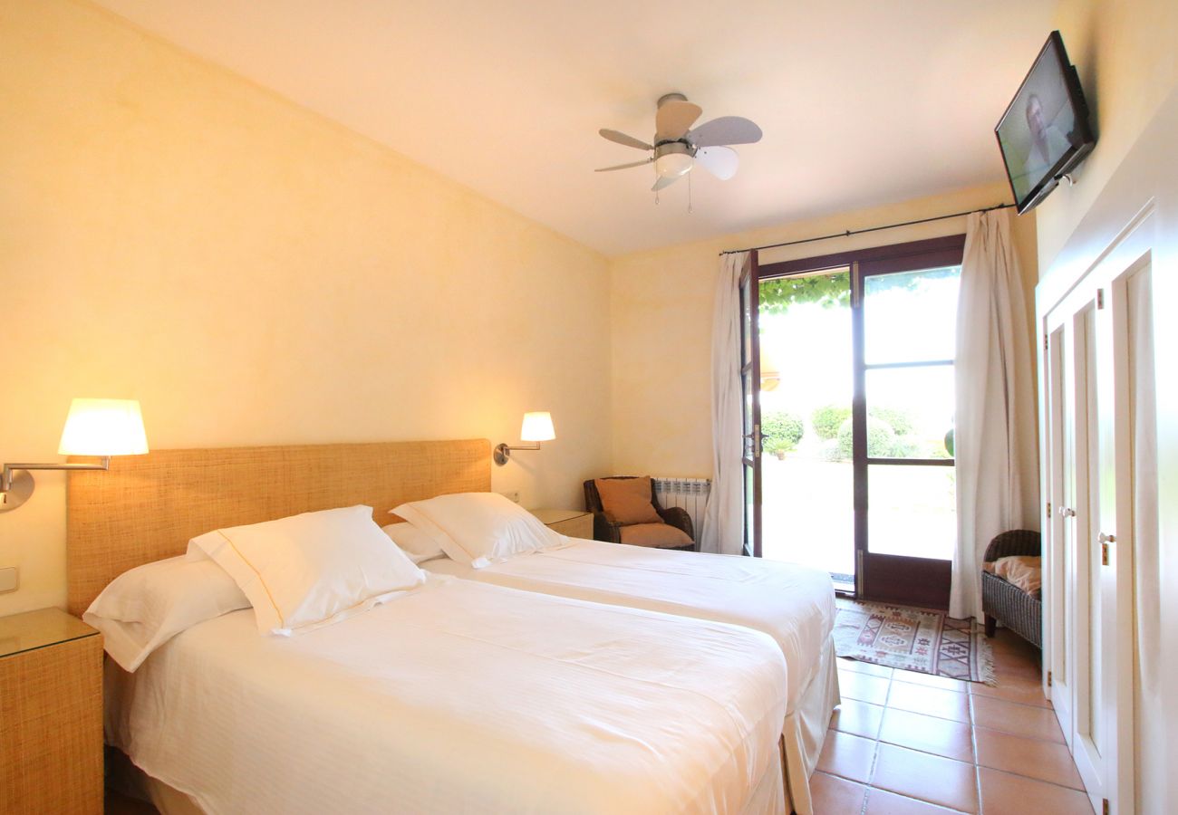 Schlafzimmer mit 2 Einzelbetten der Finca Golf D´Or in Felanitx