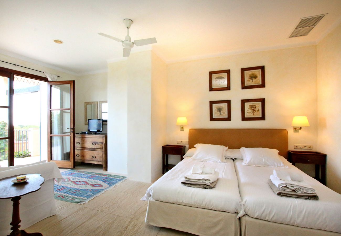 Schlafzimmer mit 2 Einzelbetten der Finca Golf D´Or in Felanitx