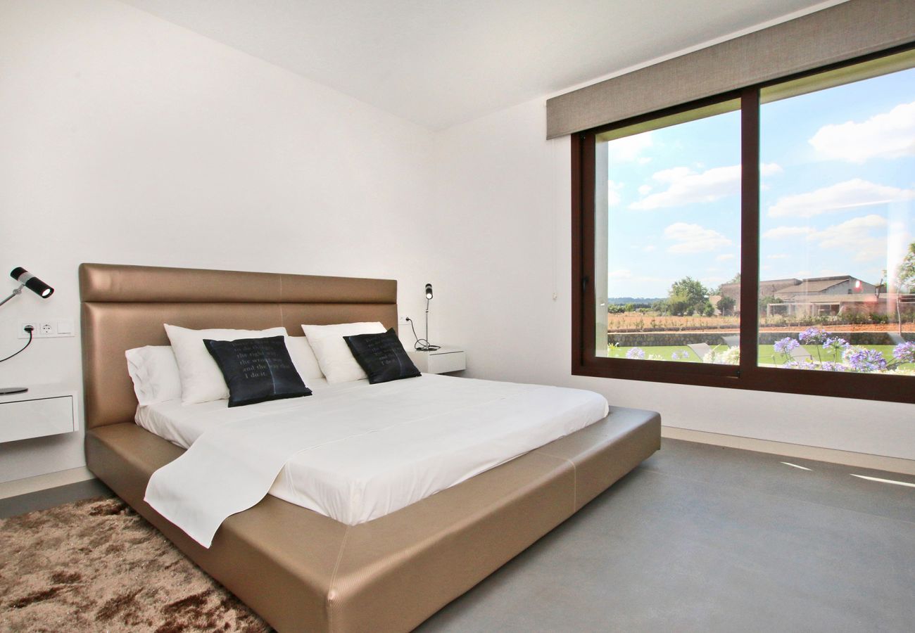 Schlafzimmer mit Doppelbett der Finca S´Hort bei Muro