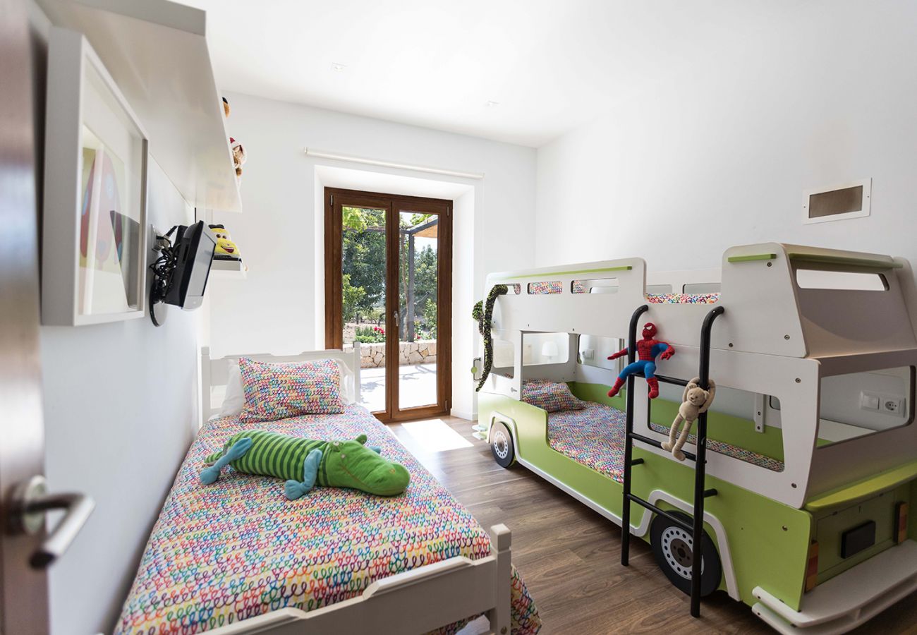 Schlafzimmer mit zwei Einzelbetten der Finca Sant Llorenc bei Sant Llorenc Des Cardassar
