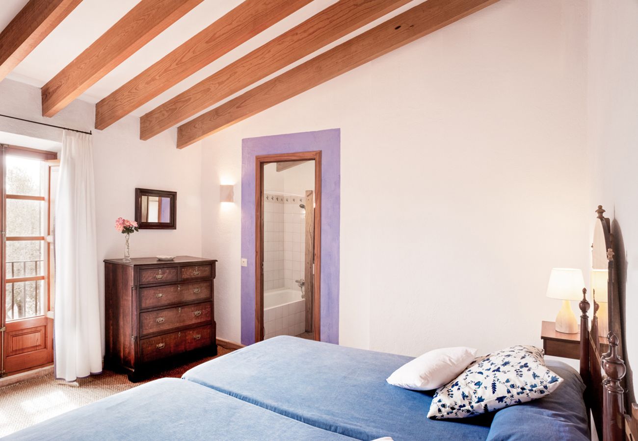 Schlafzimmer mit zwei Einzelbetten der Finca Son Doblons bei Son Serra de Marina