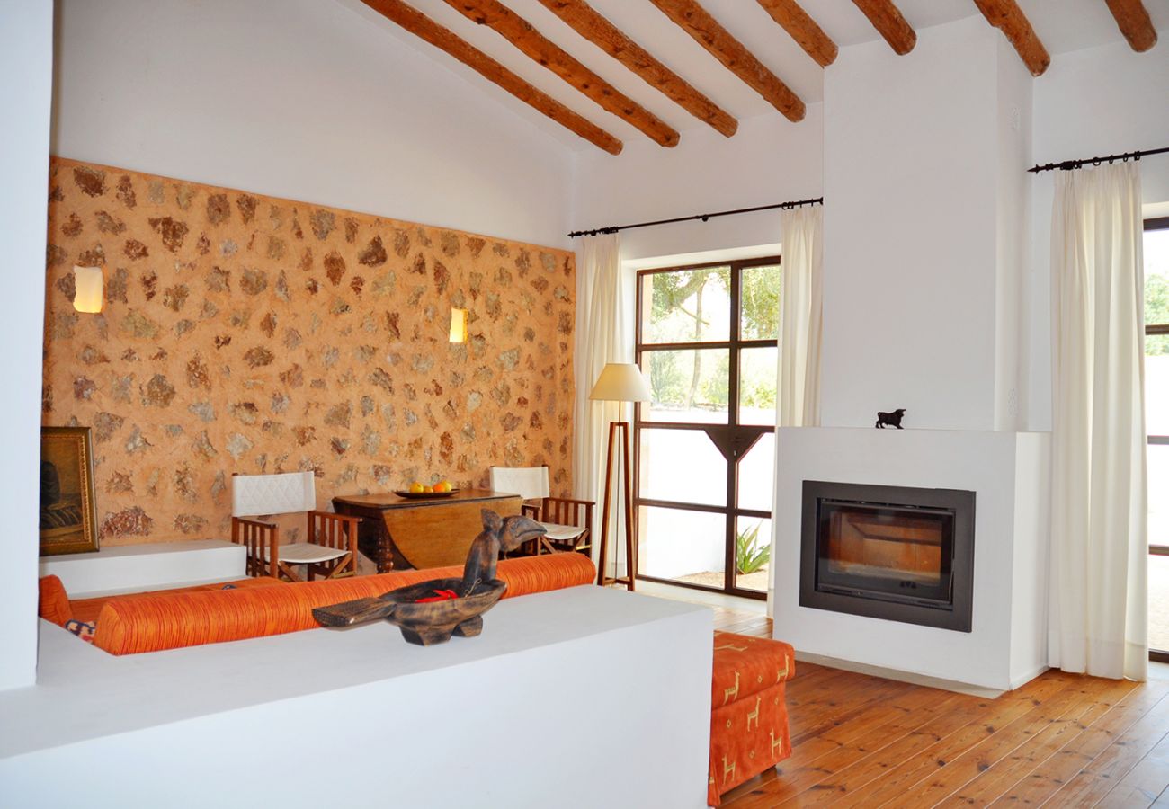Gemütliches Wohnzimmer mit Kamin der Finca Vista Bonita bei Arta