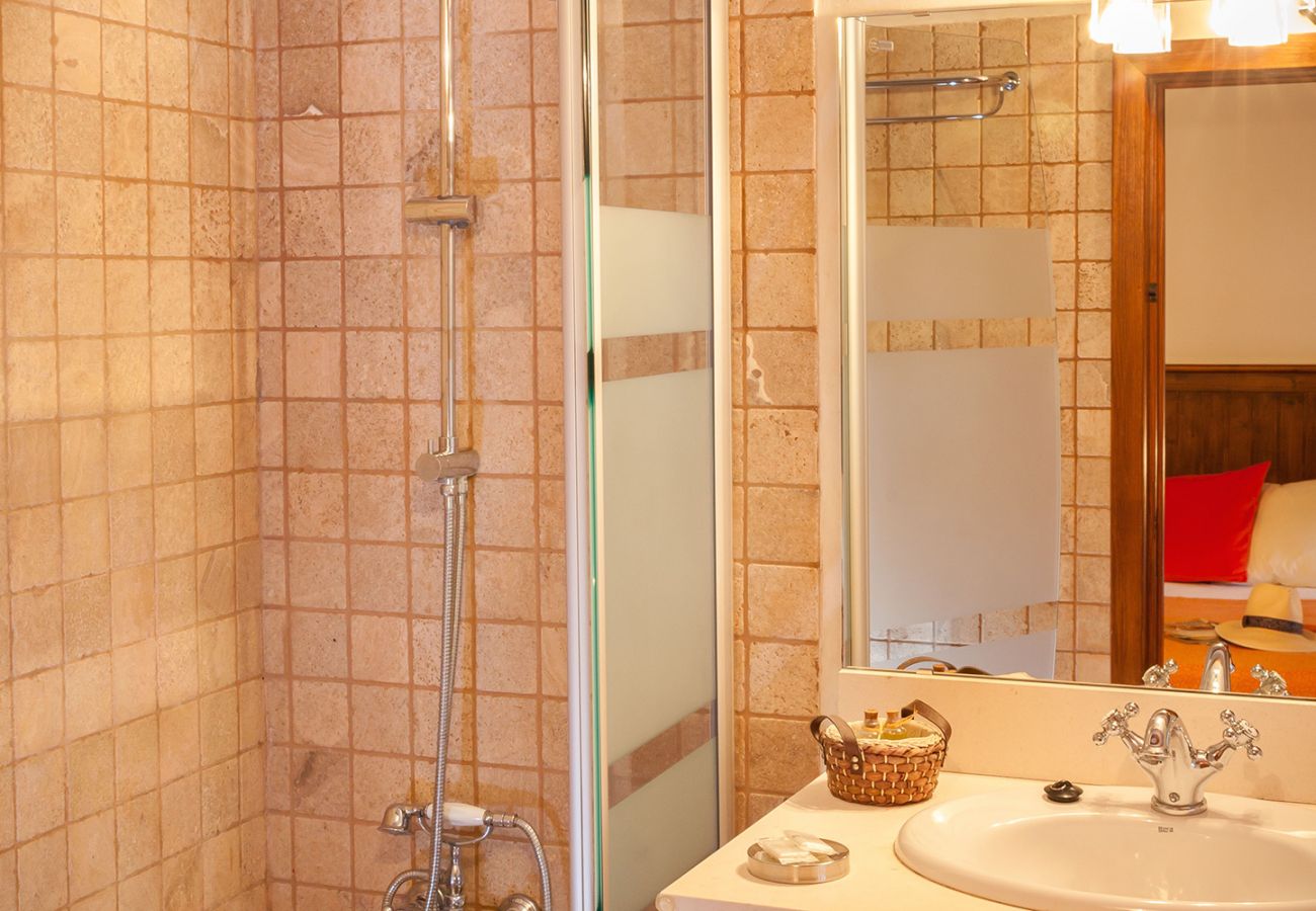 Badezimmer mit Dusche der Finca Casa Alaro bei Alaro