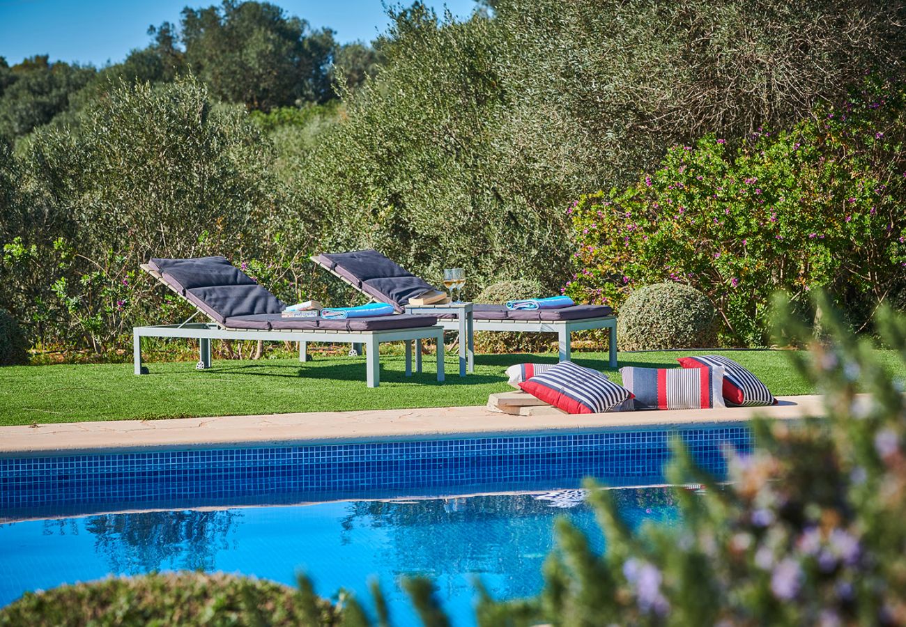 Pool und Garten der Finca Ses Salines bei Ses Salines